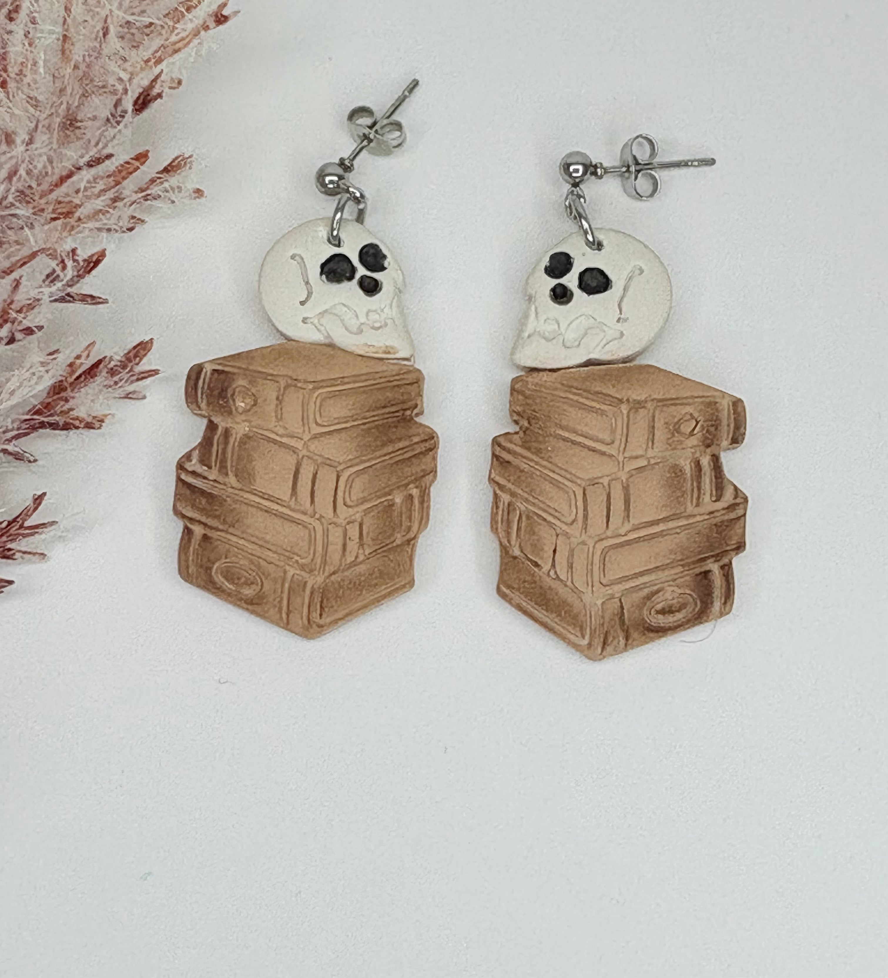 Pendientes Halloween libros calavera